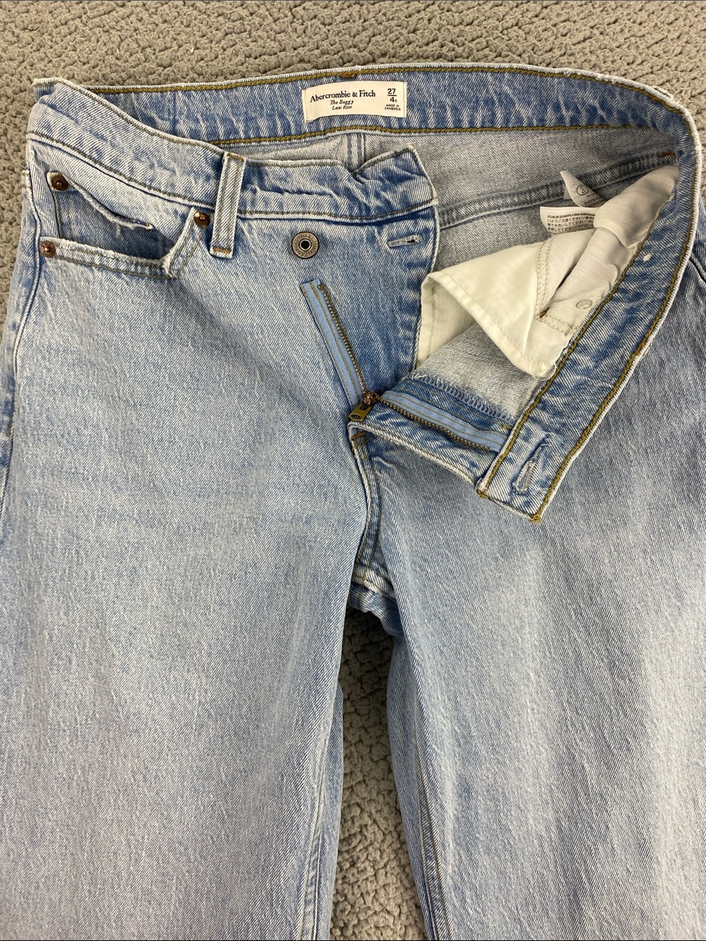 Abercrombie & Fitch The Baggy Low Rise Jeans Crossover Waist Light Wash Size 27 - Picture 3 of 13